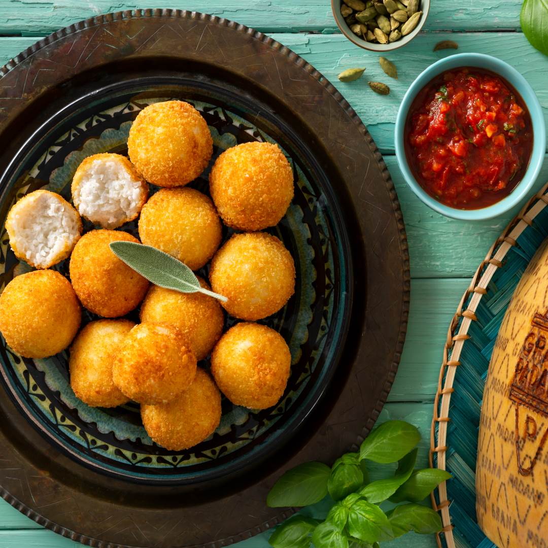 Bolitas de irsiya (pollo) con salsa de tomate y cilandro