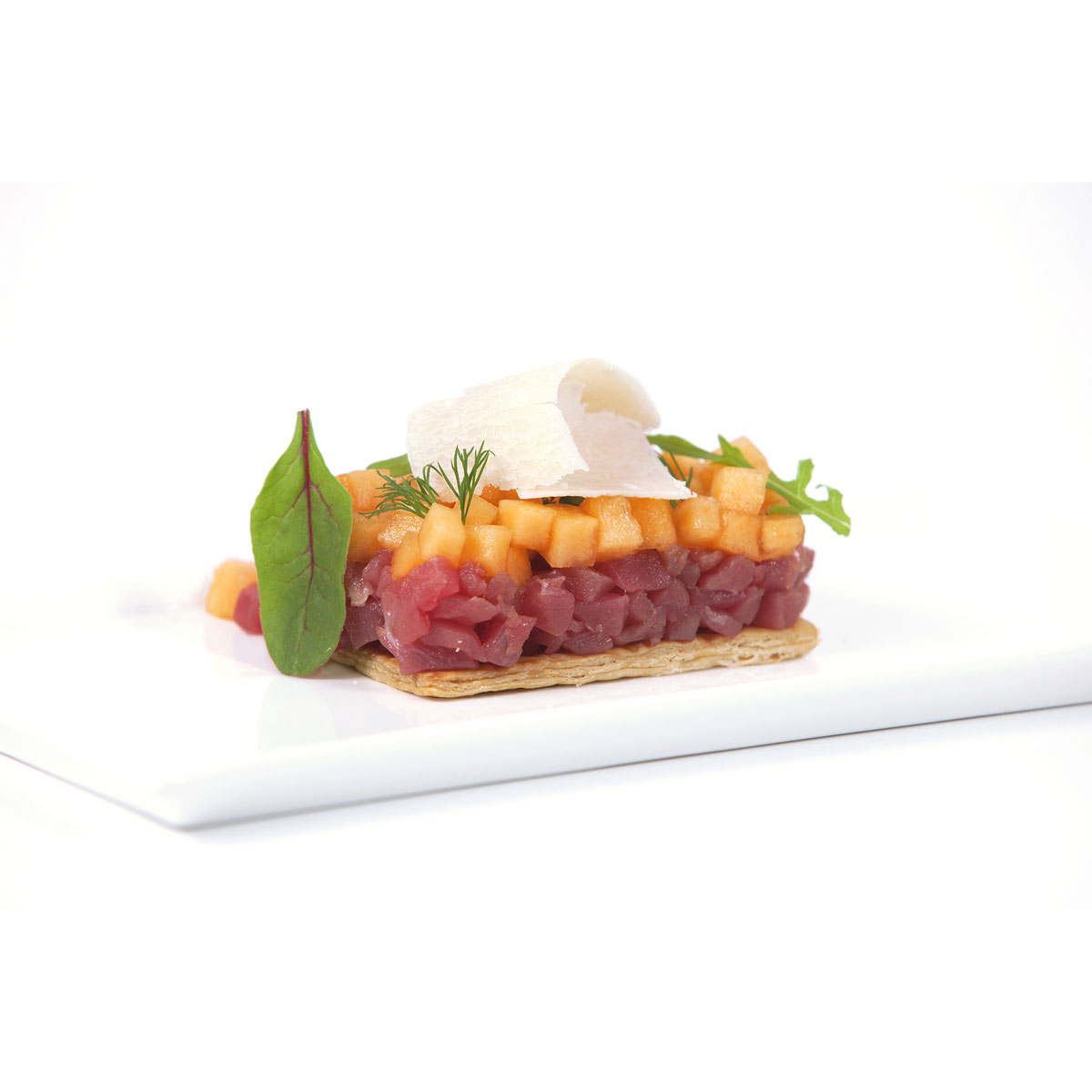 Cialda croccante al Grana Padano Riserva, tartare di tonno e melone frizzante alla menta