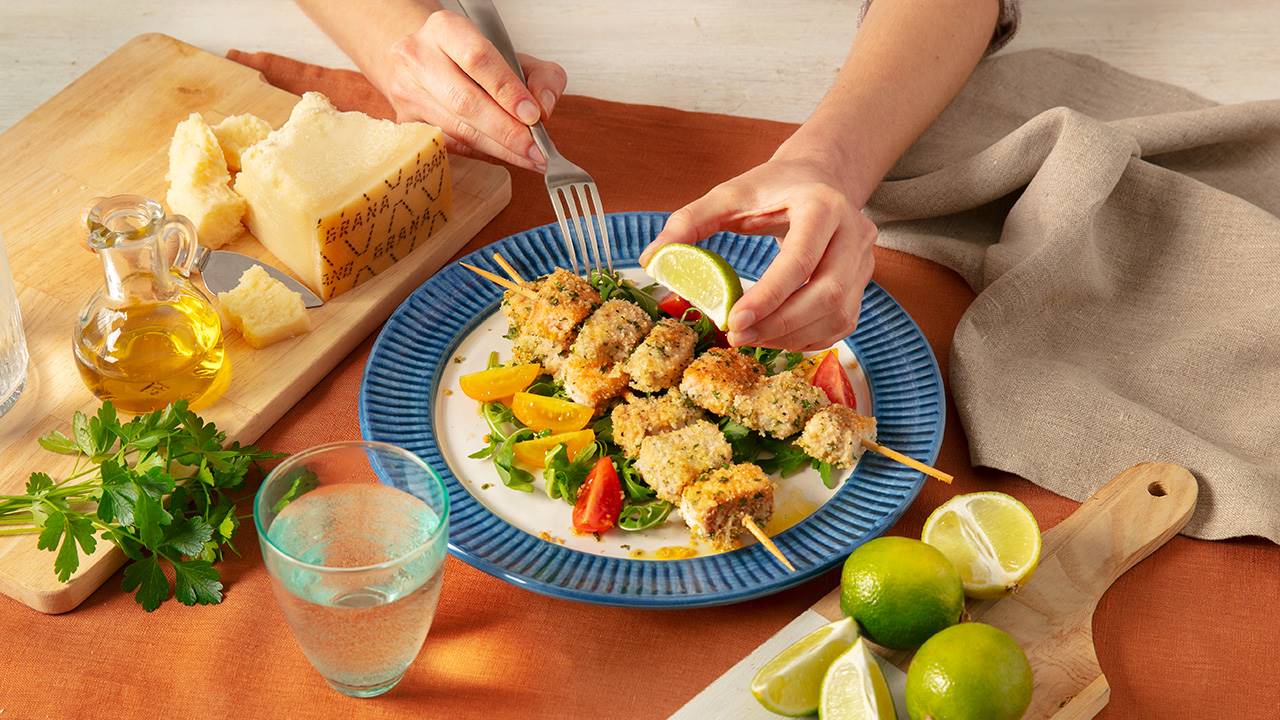 Fischspieße, im Ofen mit Grana Padano, Paniermehl, Limetten und Petersilie gratiniert