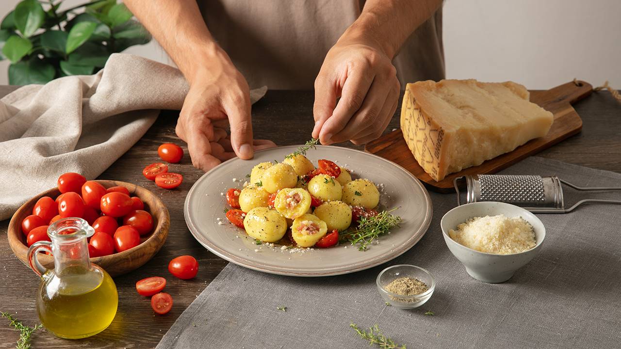 Gnocchi ripieni di pancetta e funghi, Grana Padano, timo e pomodoro