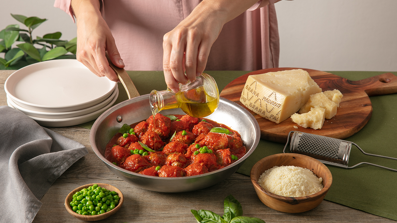 Polpette di manzo e Grana Padano al sugo di pomodoro, piselli e basilico