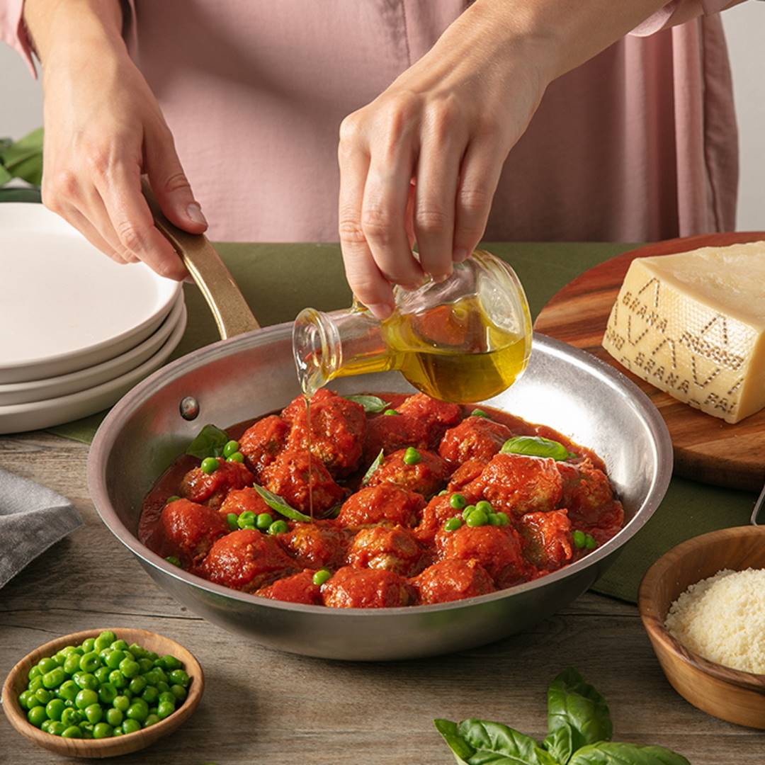 Polpette di manzo e Grana Padano al sugo di pomodoro, piselli e basilico