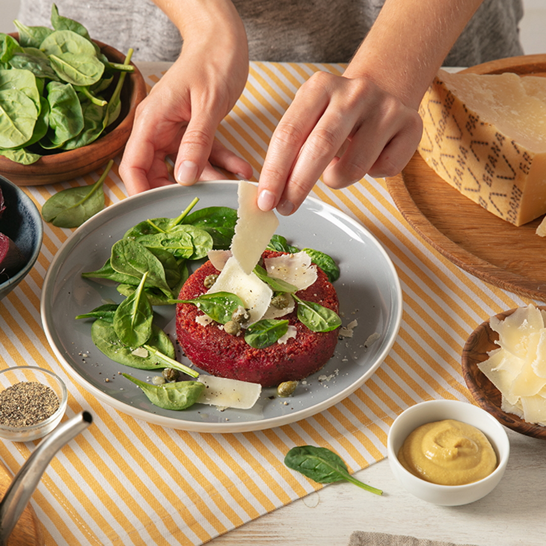 Burger di barbabietola, Grana Padano, fagioli e riso