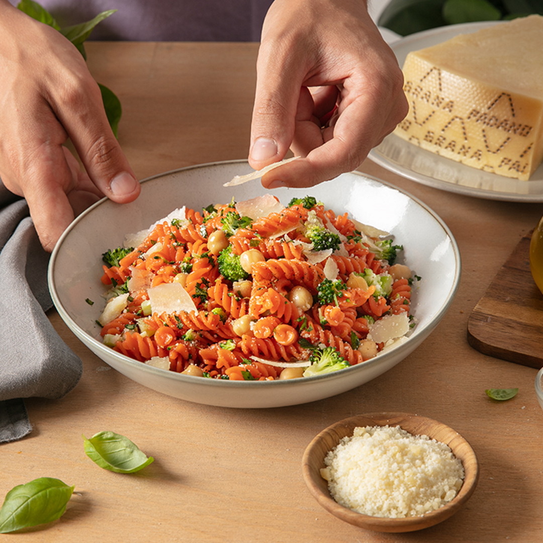 Fusilli di lenticchie rosse con broccoli, ceci e scaglie di Grana Padano