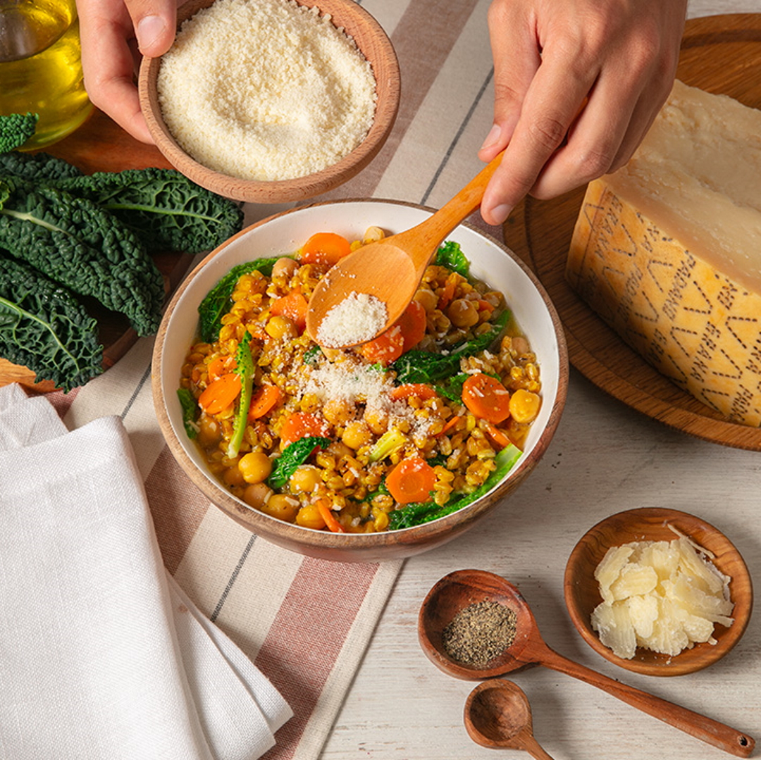 Soupe d’épeautre et légumineuses au safran, chou palmier, carottes et Grana Padano