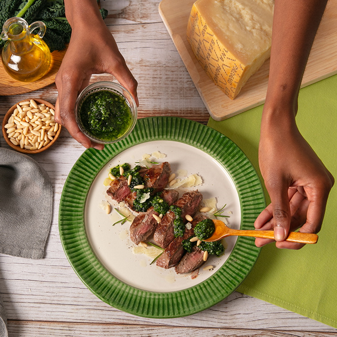 Tagliata di manzo con pesto di cavolo nero, pinoli e Grana Padano