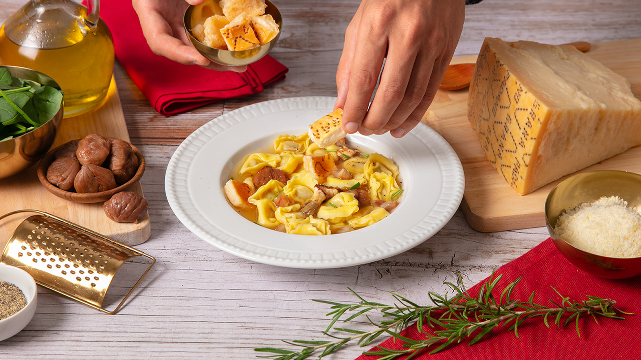 Tortellini di faraona in brodo di castagne, porcini, Grana Padano e croste soffiate