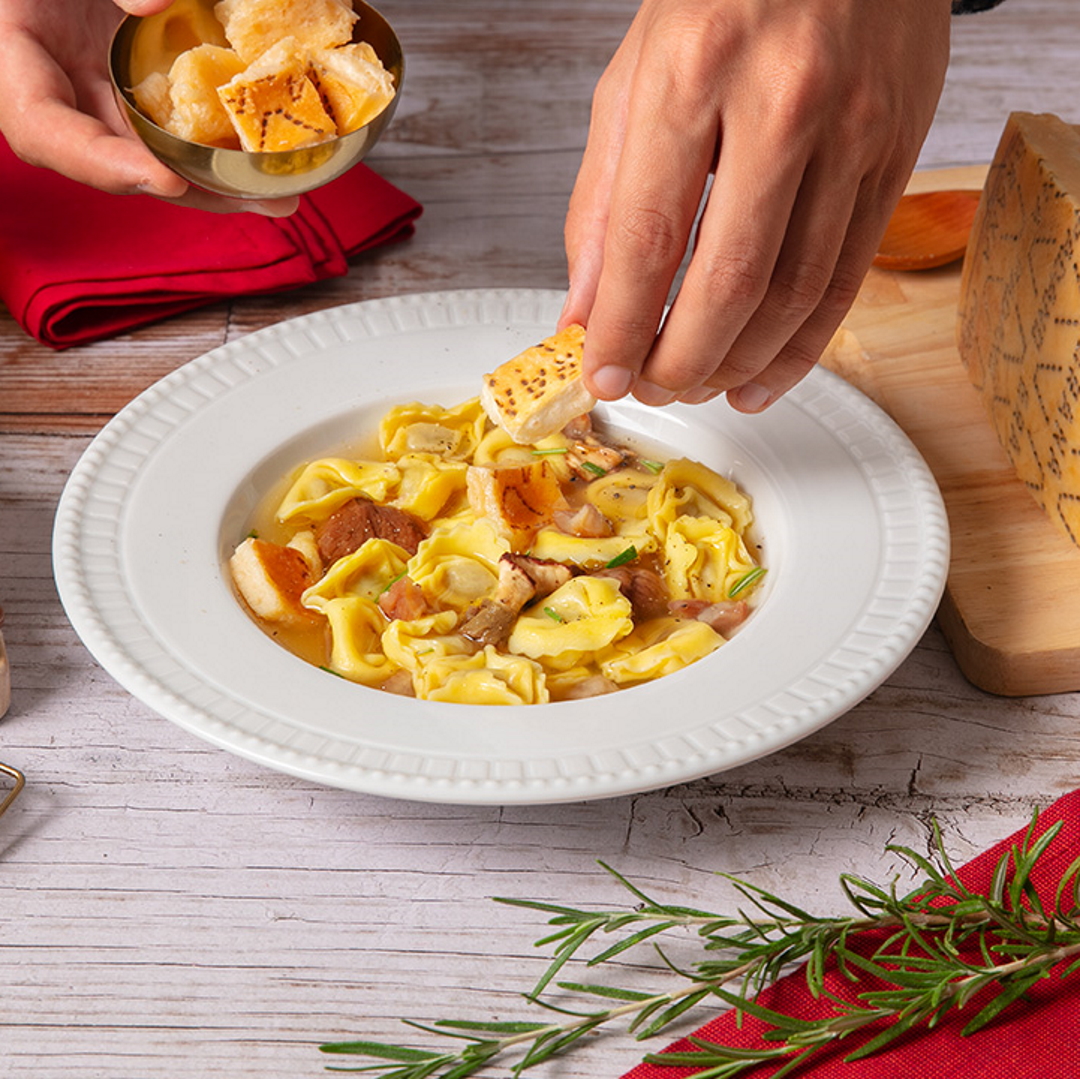Tortellini di faraona in brodo di castagne, porcini, Grana Padano e croste soffiate