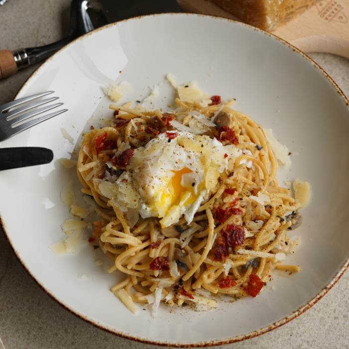 Pasta con salsa de Grana Padano, jamón y huevo pochado