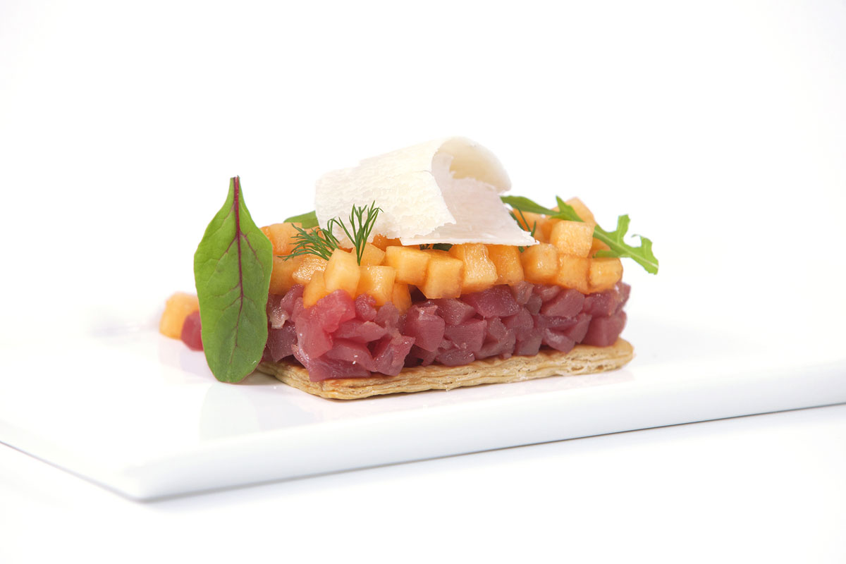 Teja crujiente con Grana Padano Riserva, tartar de atún y melón espumoso con menta