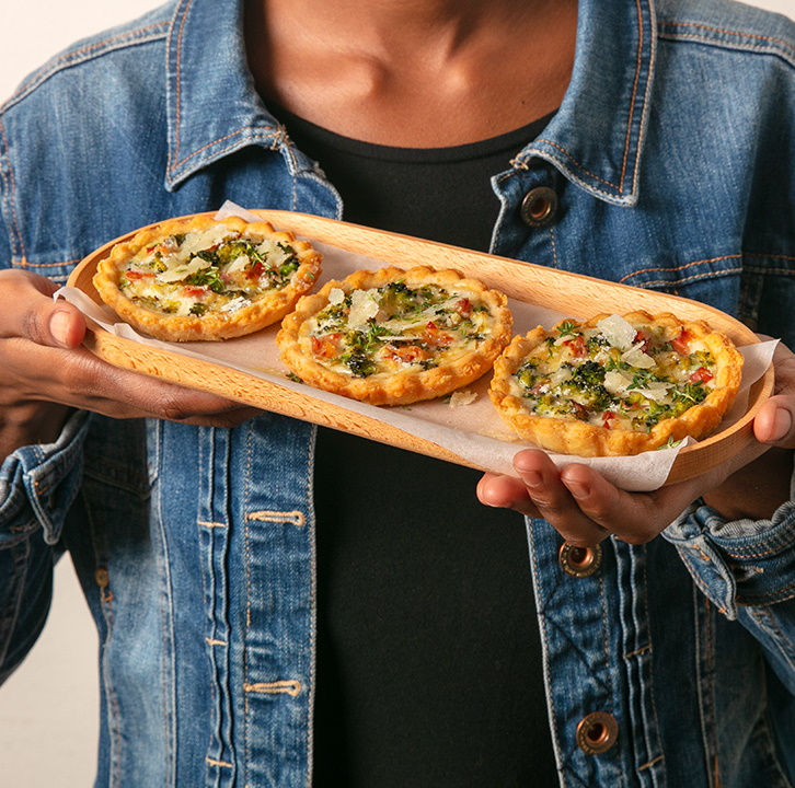 Tortine di frolla al Grana Padano con broccoli e speck