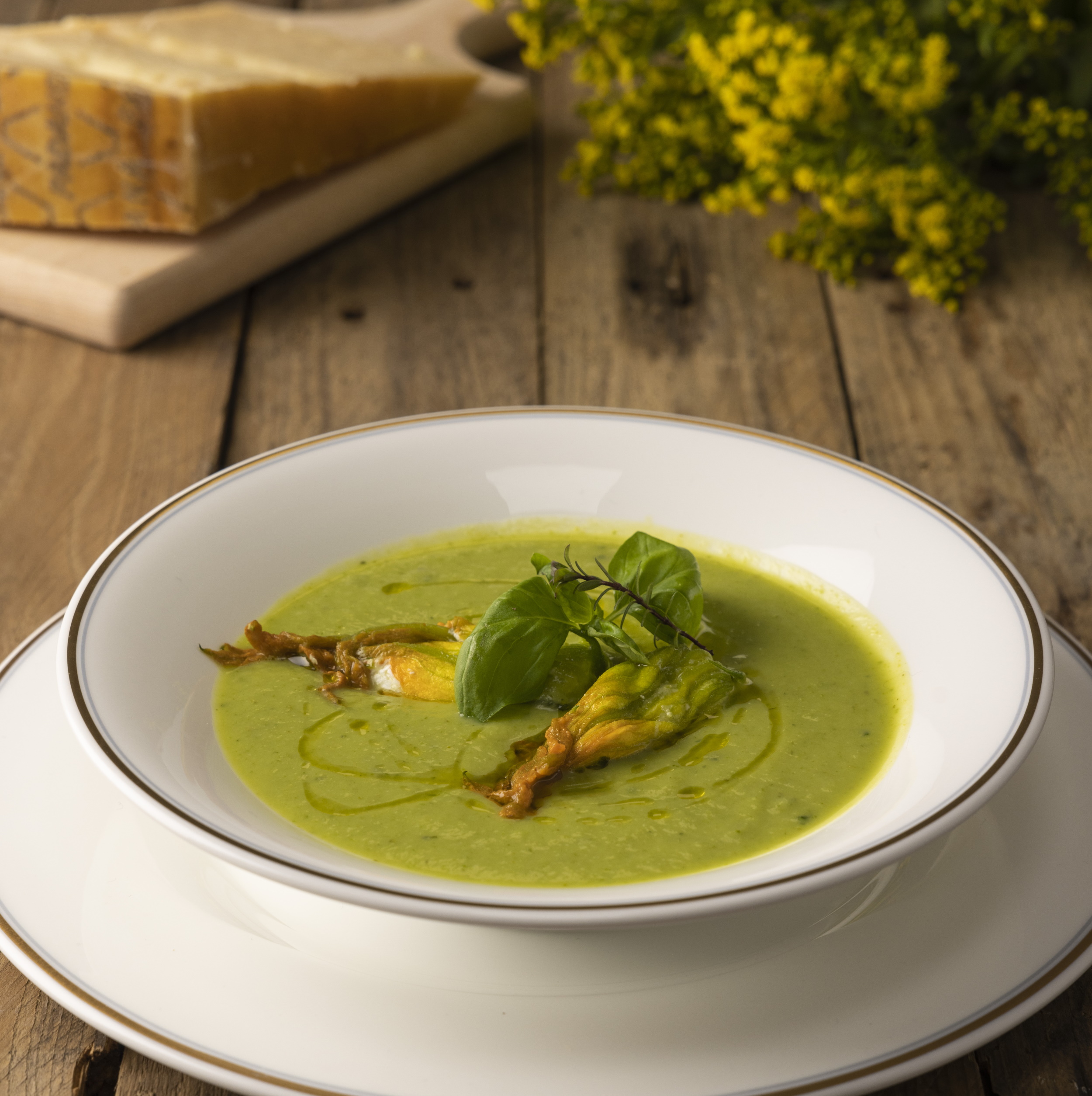 Crema di zucchine, basilico, pistacchi, con fiori ripieni al Grana Padano DOP Riserva