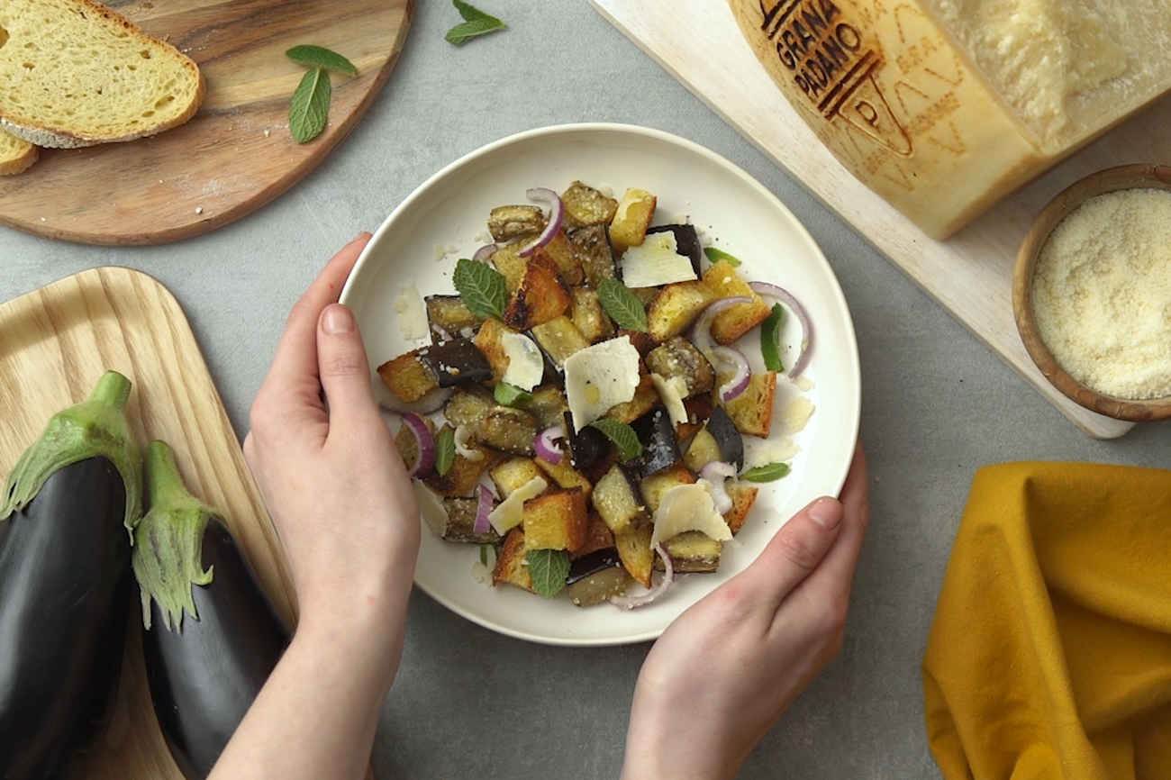 Panzanella al pane tostato con Grana Padano 