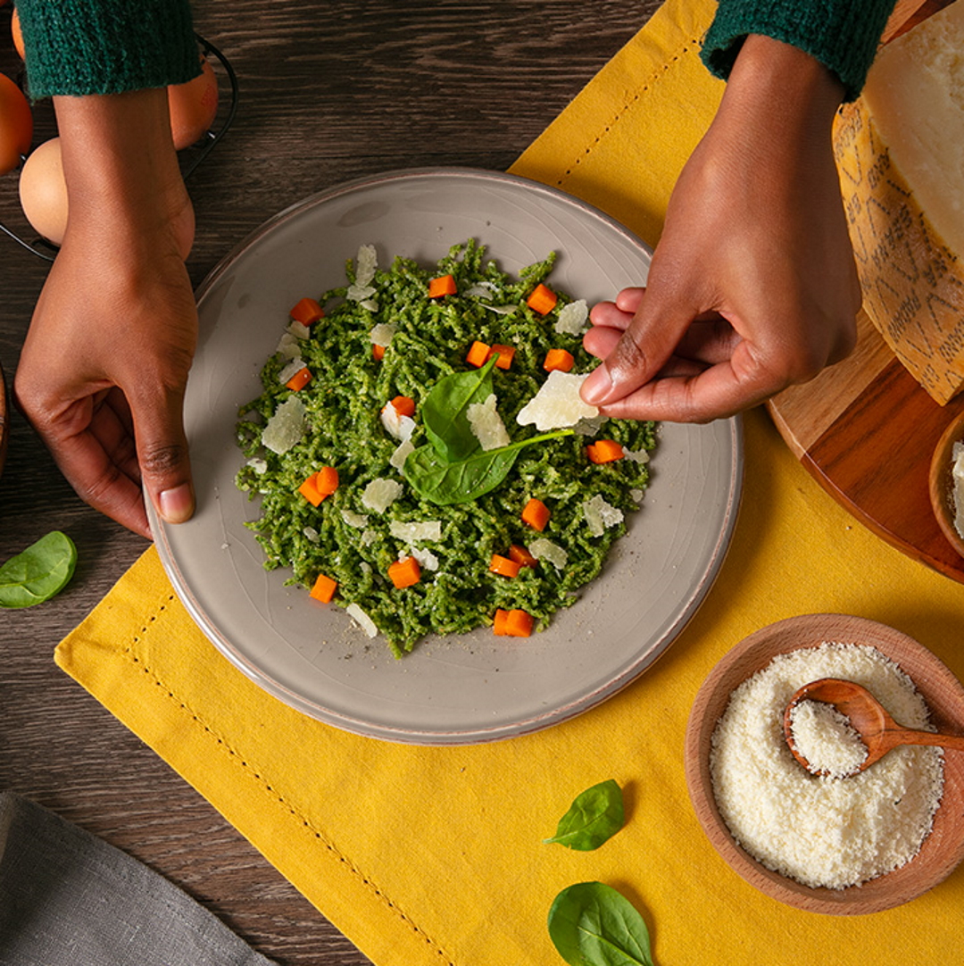 Passatelli verdes con espinacas y Grana Padano sin caldo con daditos de zanahoria