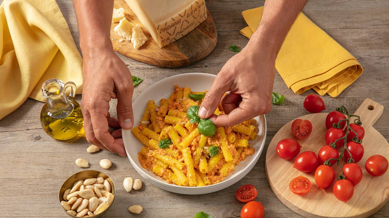 Ziti corti con pesto di mandorle, pomodorini datterino, basilico e Grana Padano