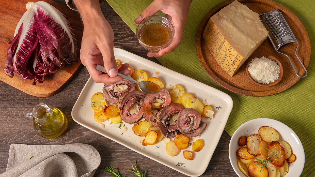 Rollo de carne relleno de achicoria, panceta y queso Grana Padano 