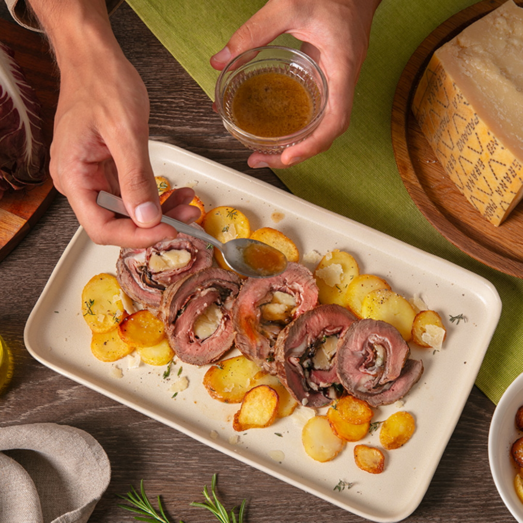 Rollo de carne relleno de achicoria, panceta y queso Grana Padano 
