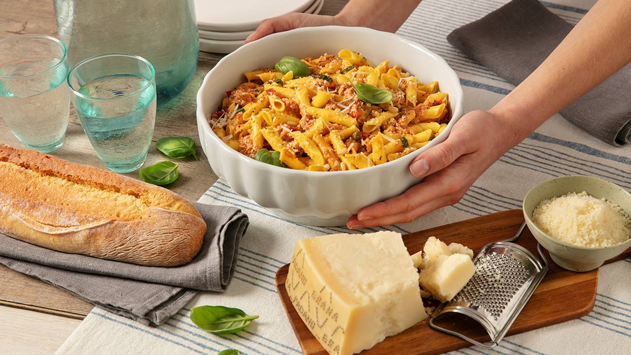 Garganelli und rotem Pesto aus getrockneten Tomaten, Pinienkernen, Kapern und Grana Padano