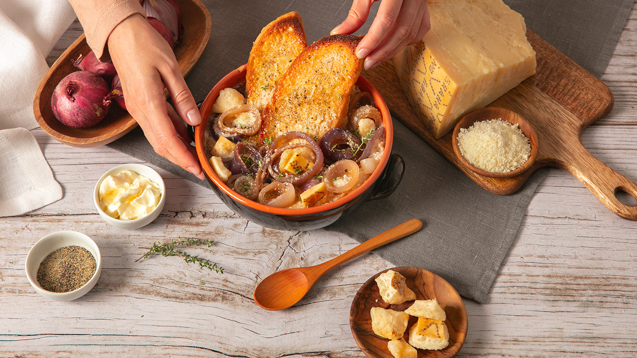 Sopa de cebolla con picatostes y palomitas de corteza de Grana Padano