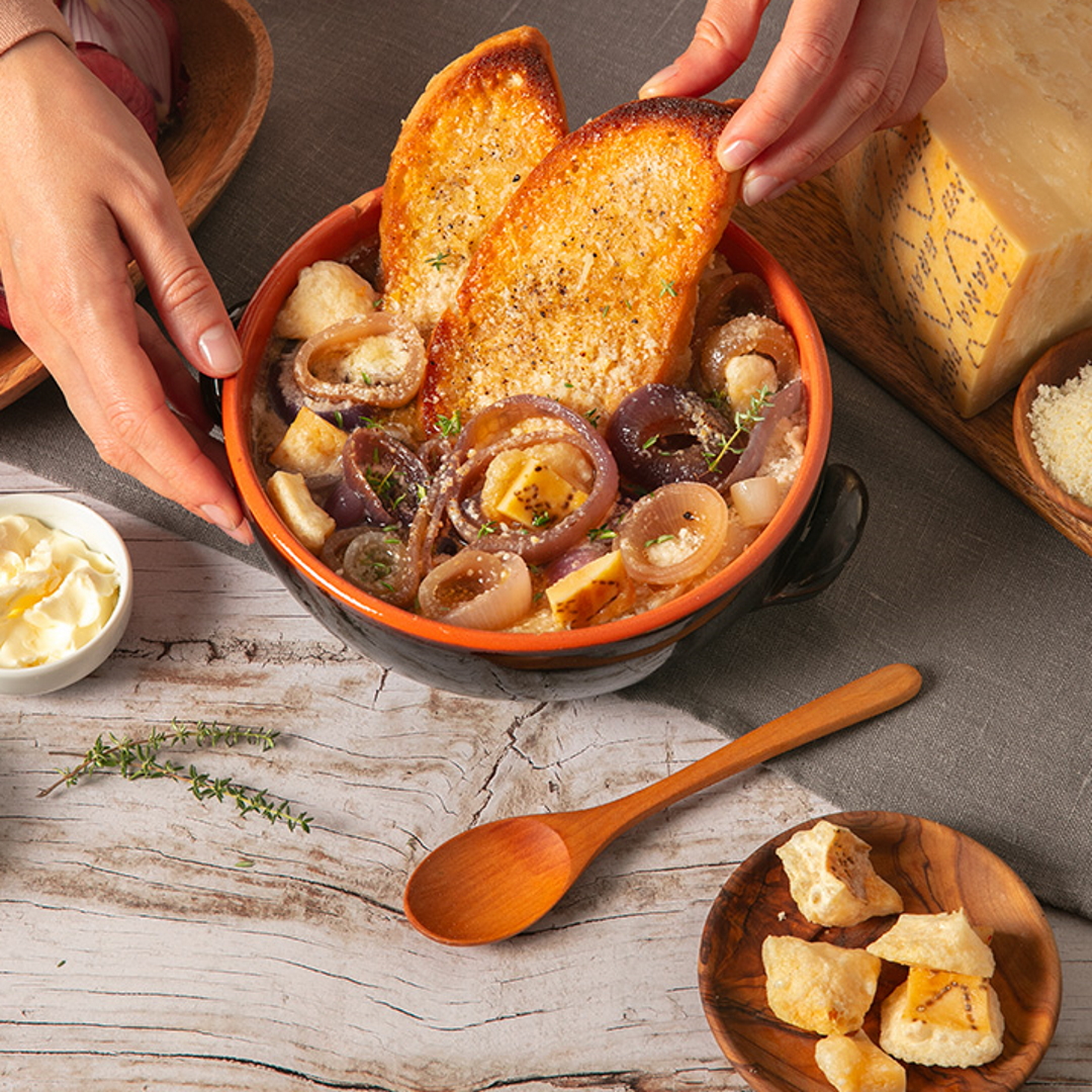 Sopa de cebolla con picatostes y palomitas de corteza de Grana Padano