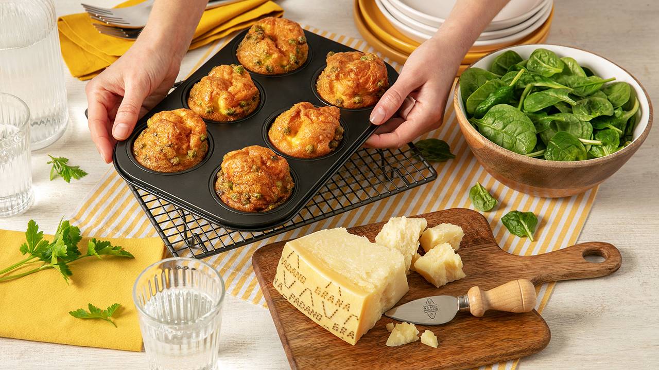 Egg muffins with fresh peas and Grana Padano