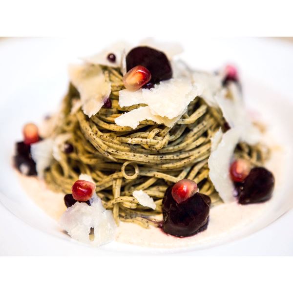 Capellini di canapa, caramelle di salsiccia al succo di frutti di bosco con crema di funghi e Grana Padano