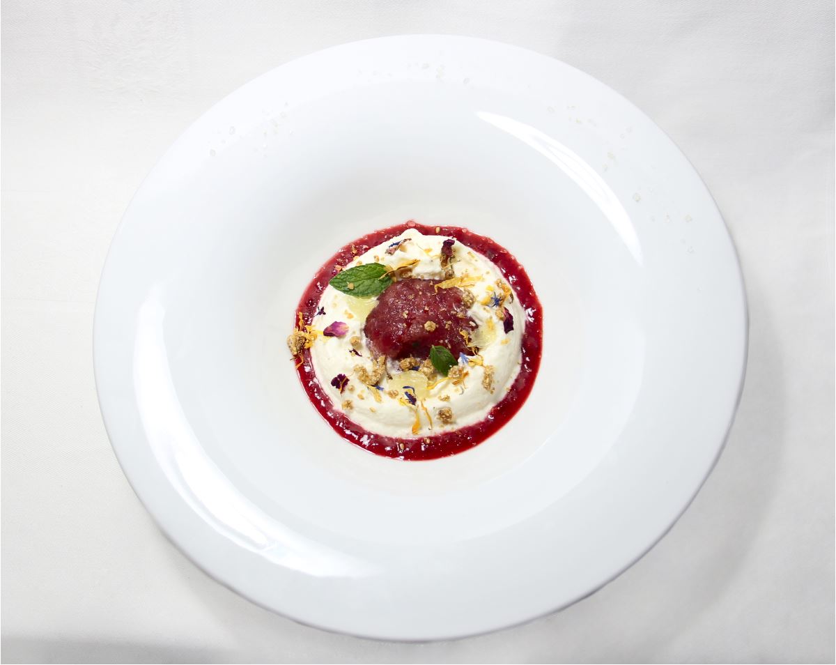 Tonno con spuma di Grana Padano su crema di fragole