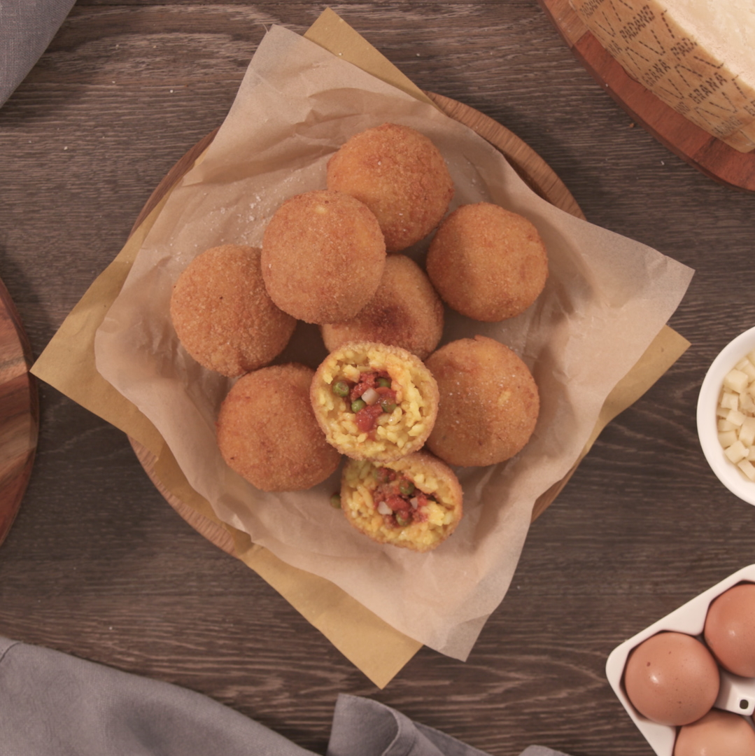 Arancini di riso con ragù di carne, piselli e Grana Padano