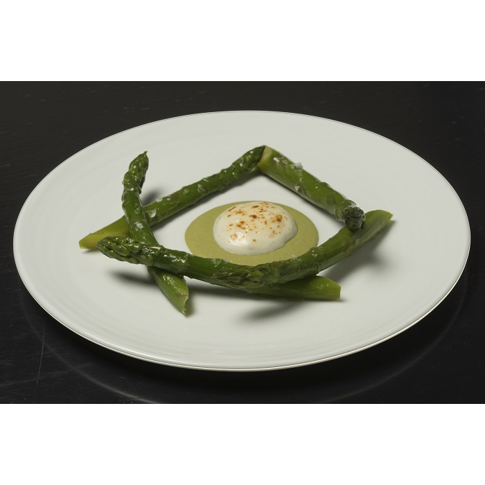 Asparagi verdi, crema di noci, basilico e spuma di Grana Padano