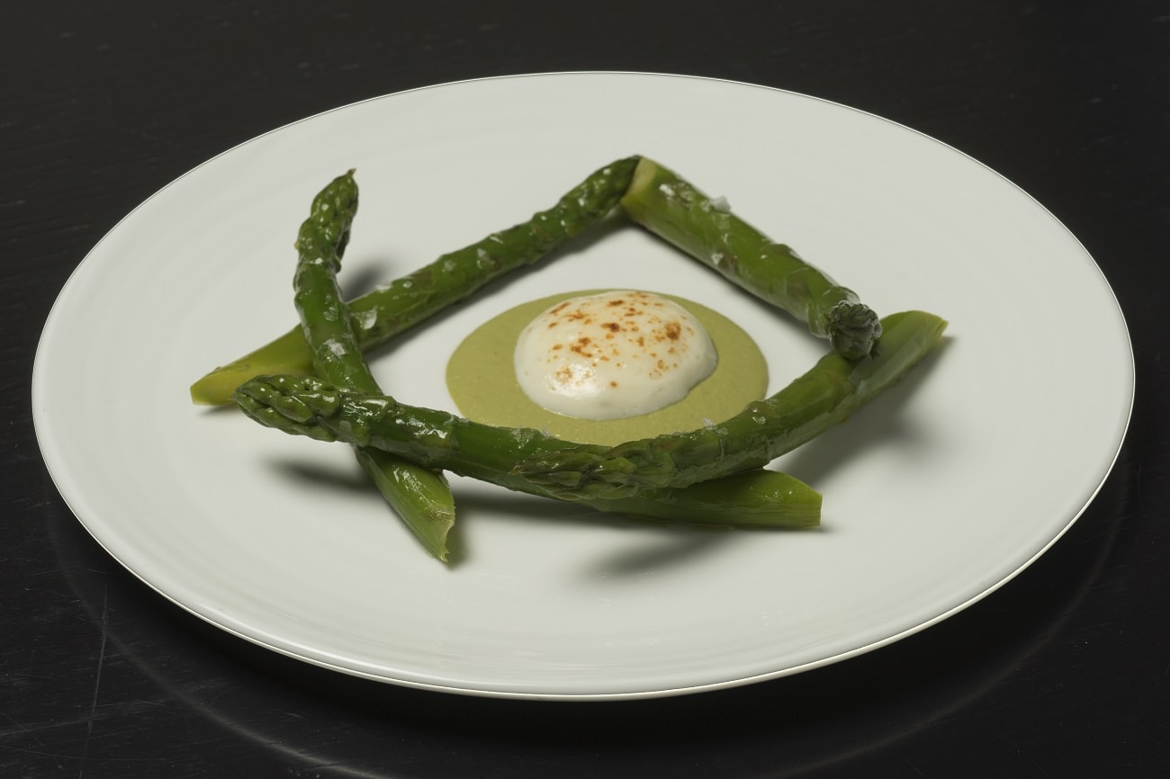 Asparagi verdi, crema di noci, basilico e spuma di Grana Padano