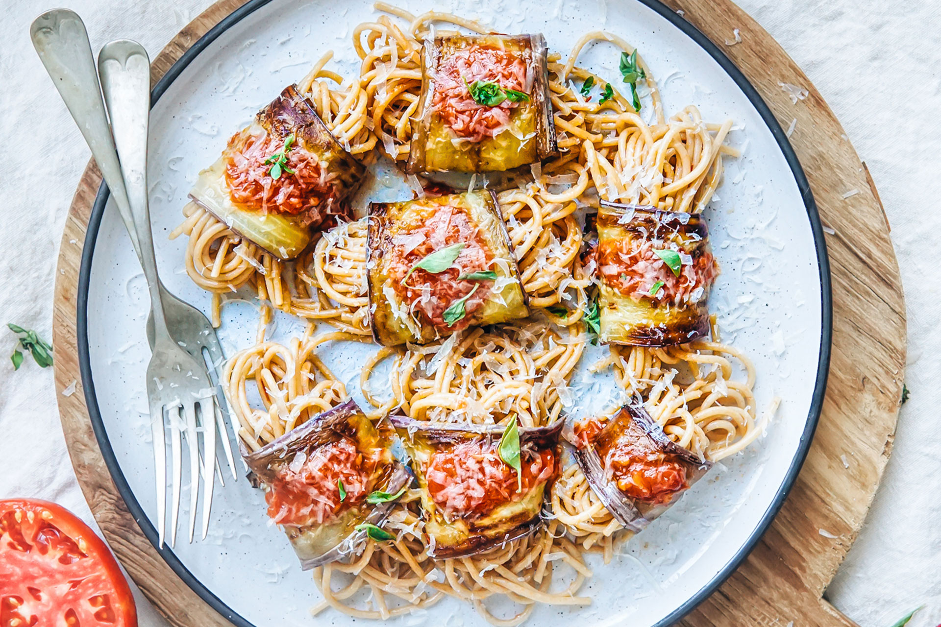 Berenjenas rellenas de espaguetis al pomodoro y queso Grana Padano