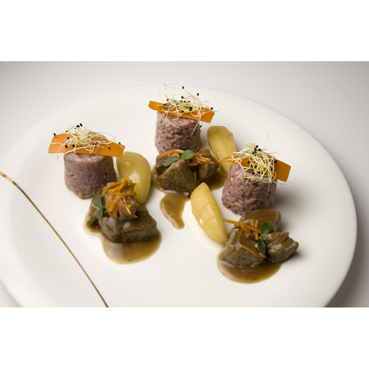 Braised beef with Carnaroli-rice timbale and red wine from Valtellina 