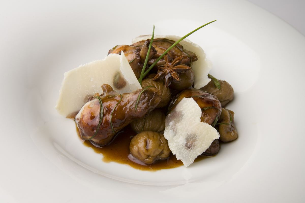 Pollo brasato con castagne e scaglie di Grana Padano