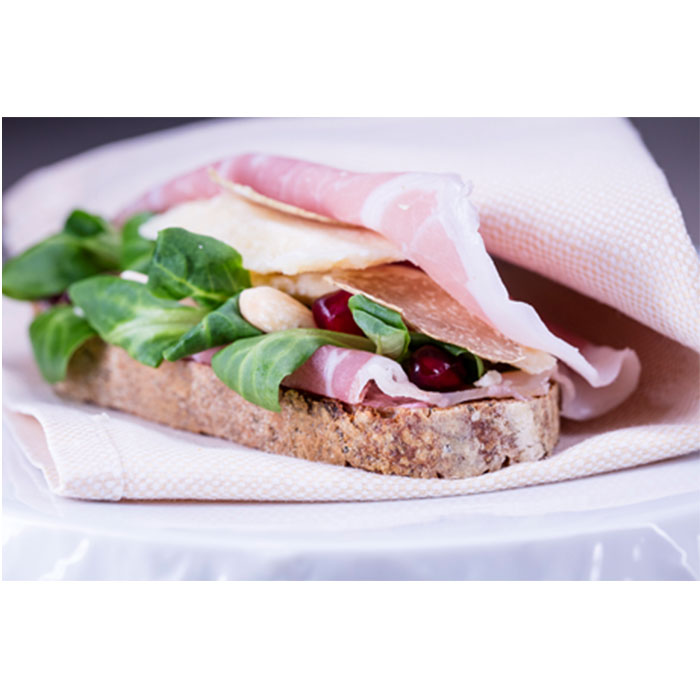 Bruschette con Prosciutto di San Daniele, composta di fichi, Grana Padano e tartufo bianco d'Alba