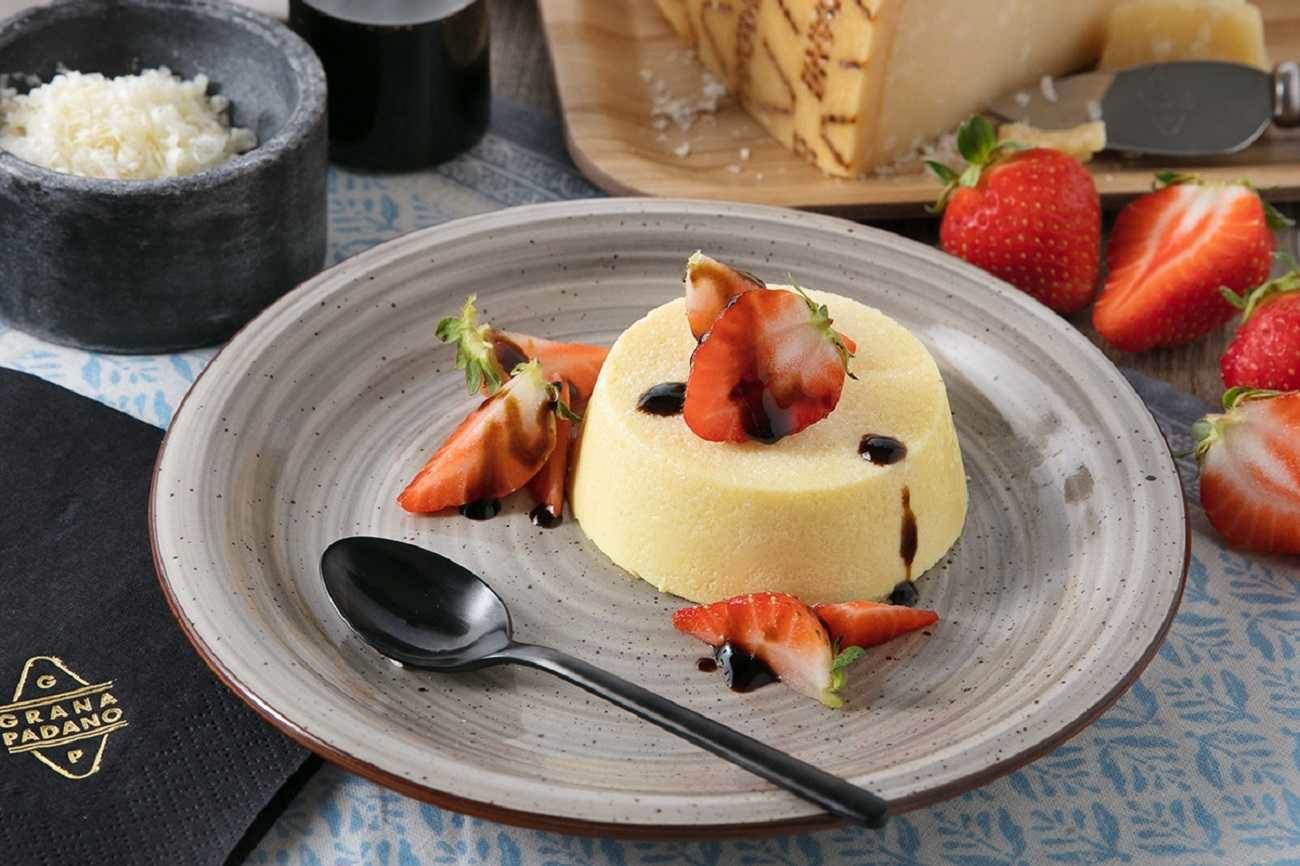 Pudin salado con Grana Padano, con fresas y vinagre balsámico