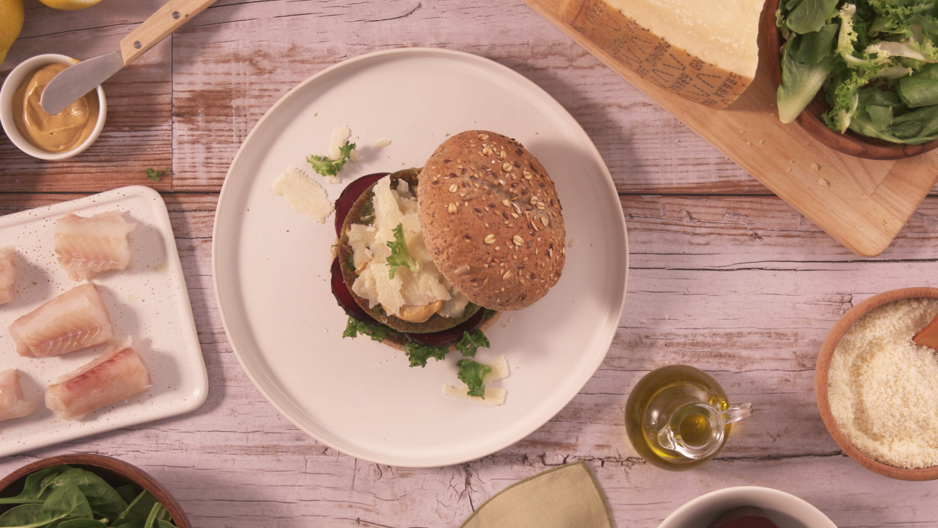 Kabeljau-Burger, Spinat und Grana Padano mit weichem Sesambrot 