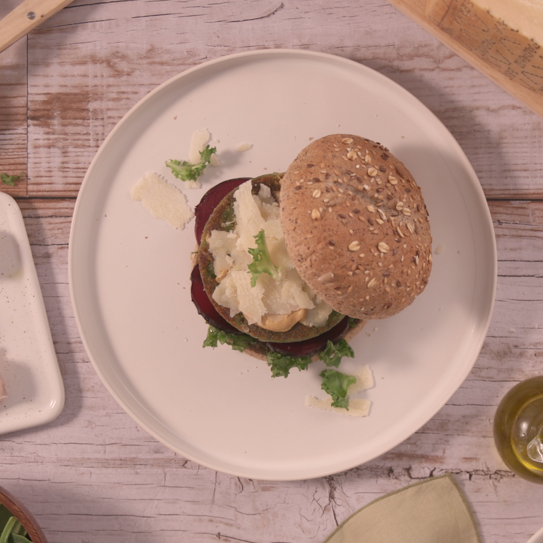 Kabeljau-Burger, Spinat und Grana Padano mit weichem Sesambrot 