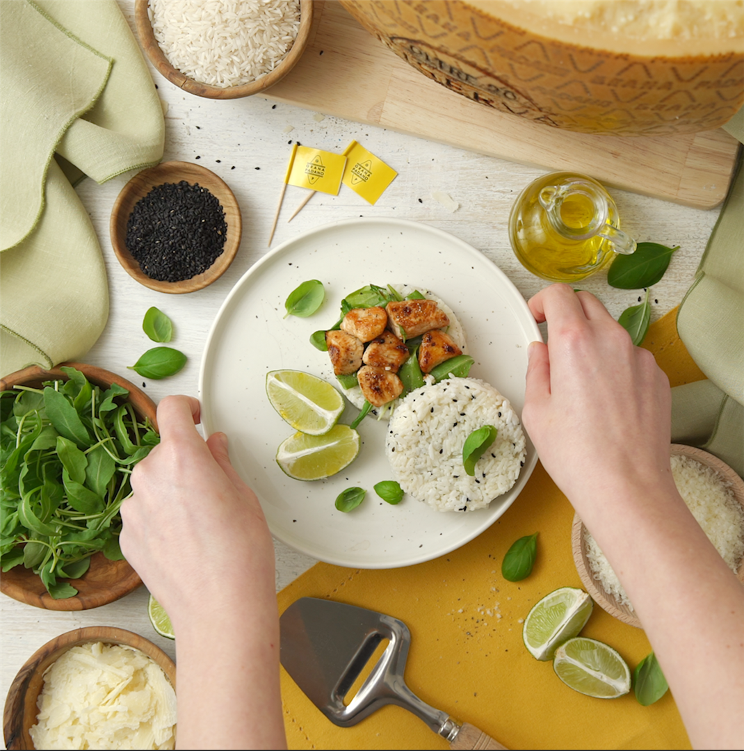 Burger di riso basmati con straccetti di pollo al limone, misticanza e scaglie di Grana Padano Riserva