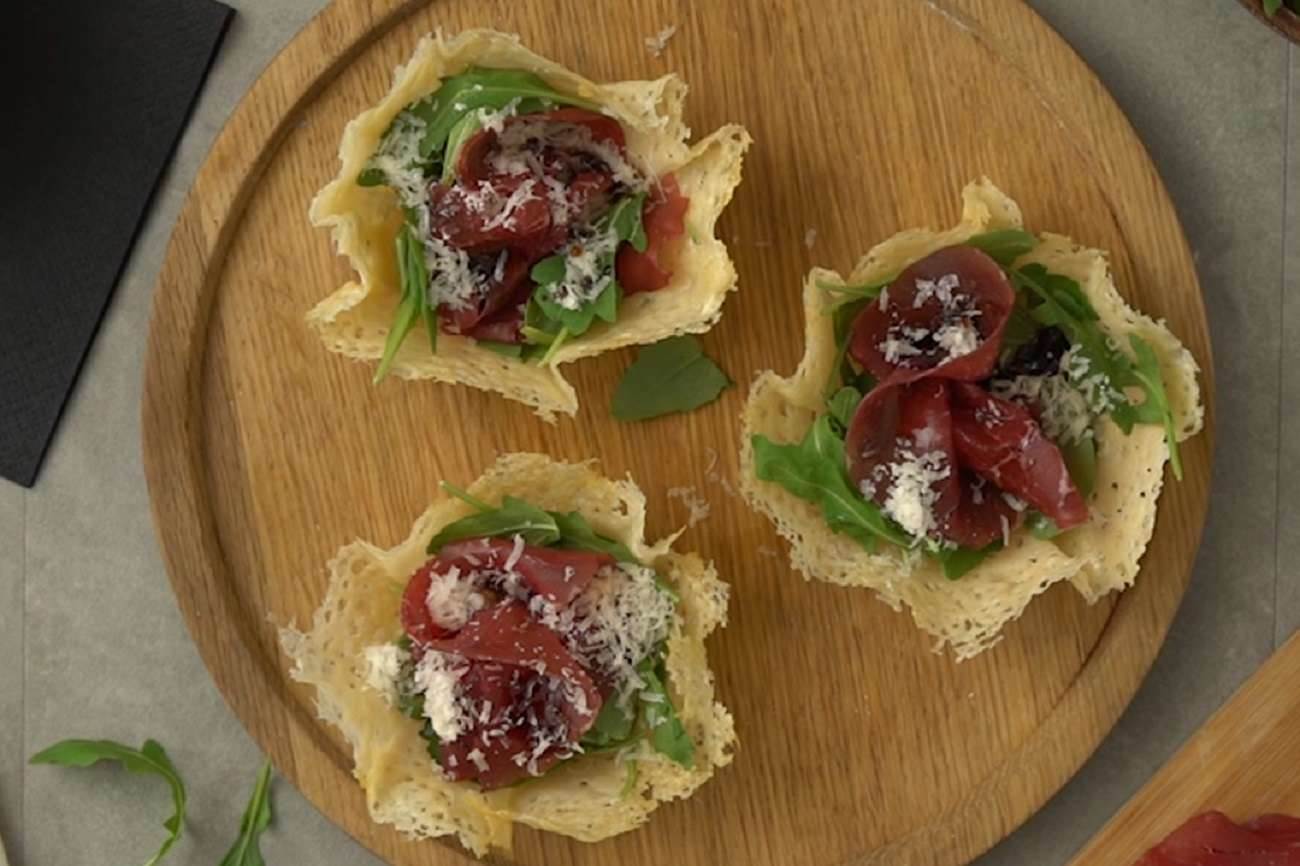 Waffeln Körbchen aus Grana Padano mit Rucola, Bresaola end Balsamico-Essig 