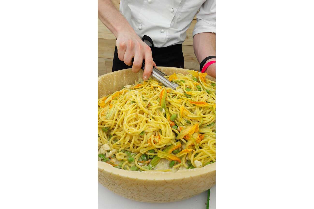 Tonnarelli cacio e pepe con Grana Padano, fave e fiori di zucchine