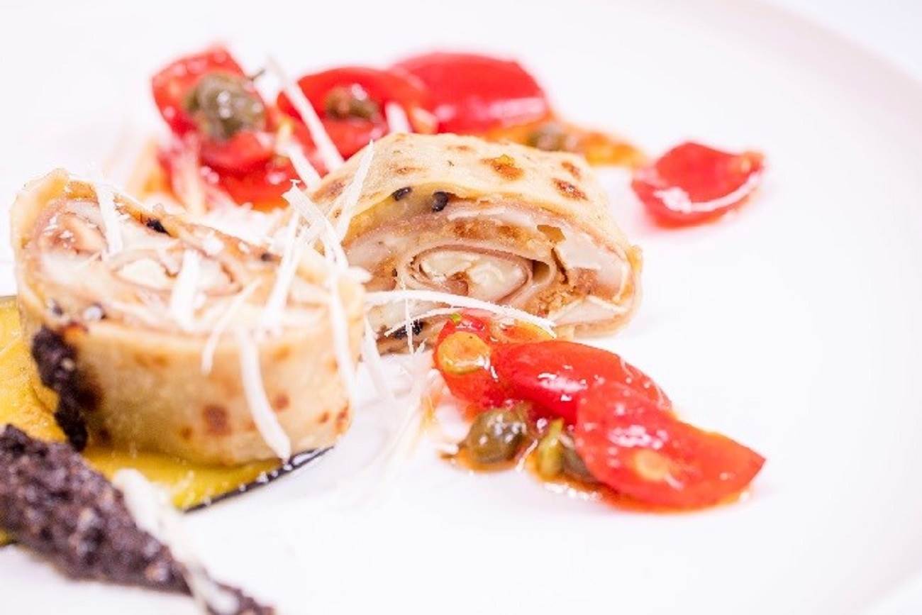 Canneloni im Prosciutto di San Daniele Mantel mit Grana Padano Gratin und Tomatenvinaigrette 