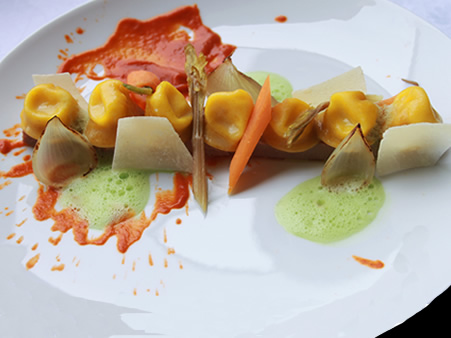 Cappelletti di Grana Padano liquidi, lingua di vitello chianino cotta a bassa temperatura con le sue verdure, salsa rubra e aria di prezzemolo