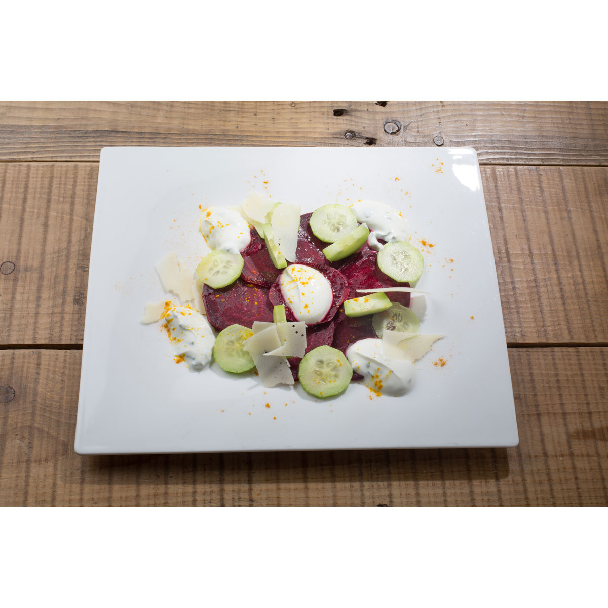 Carpaccio di barbabietole, Grana Padano, yogurt e basilico