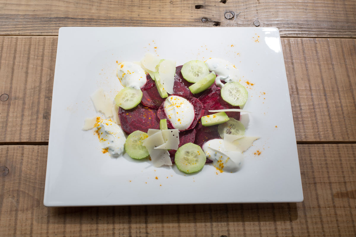 Carpaccio di barbabietole, Grana Padano, yogurt e basilico