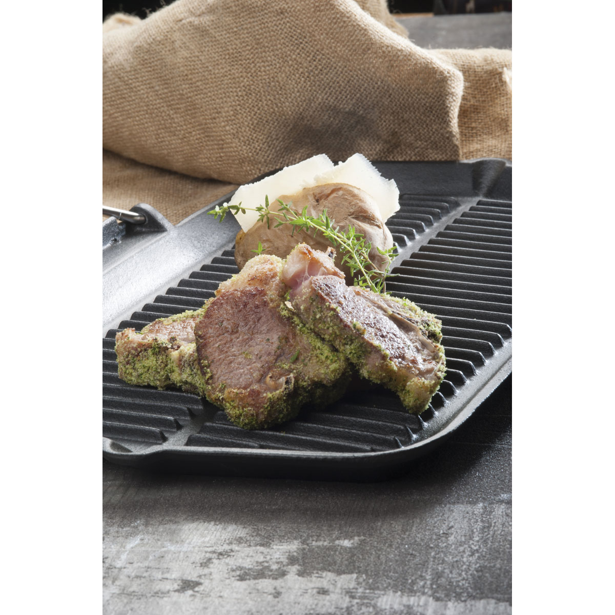 Carrè di agnello marinato al Grana Padano e grigliato, patate al rosmarino
