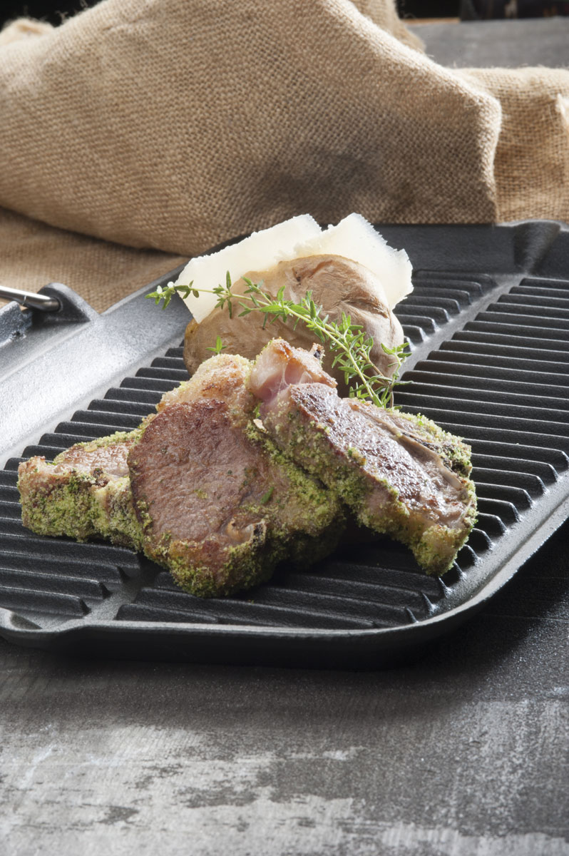 Carrè di agnello marinato al Grana Padano e grigliato, patate al rosmarino