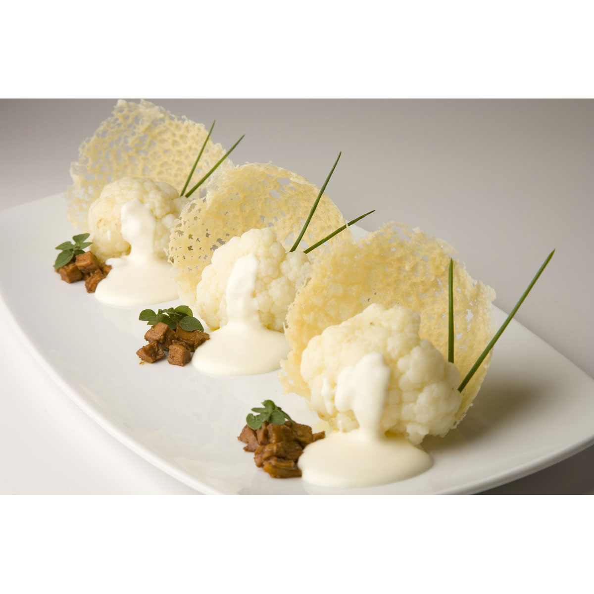 Cuori di cavolfiore in cialde di Grana Padano con crema di Taleggio e prosciutto cinese