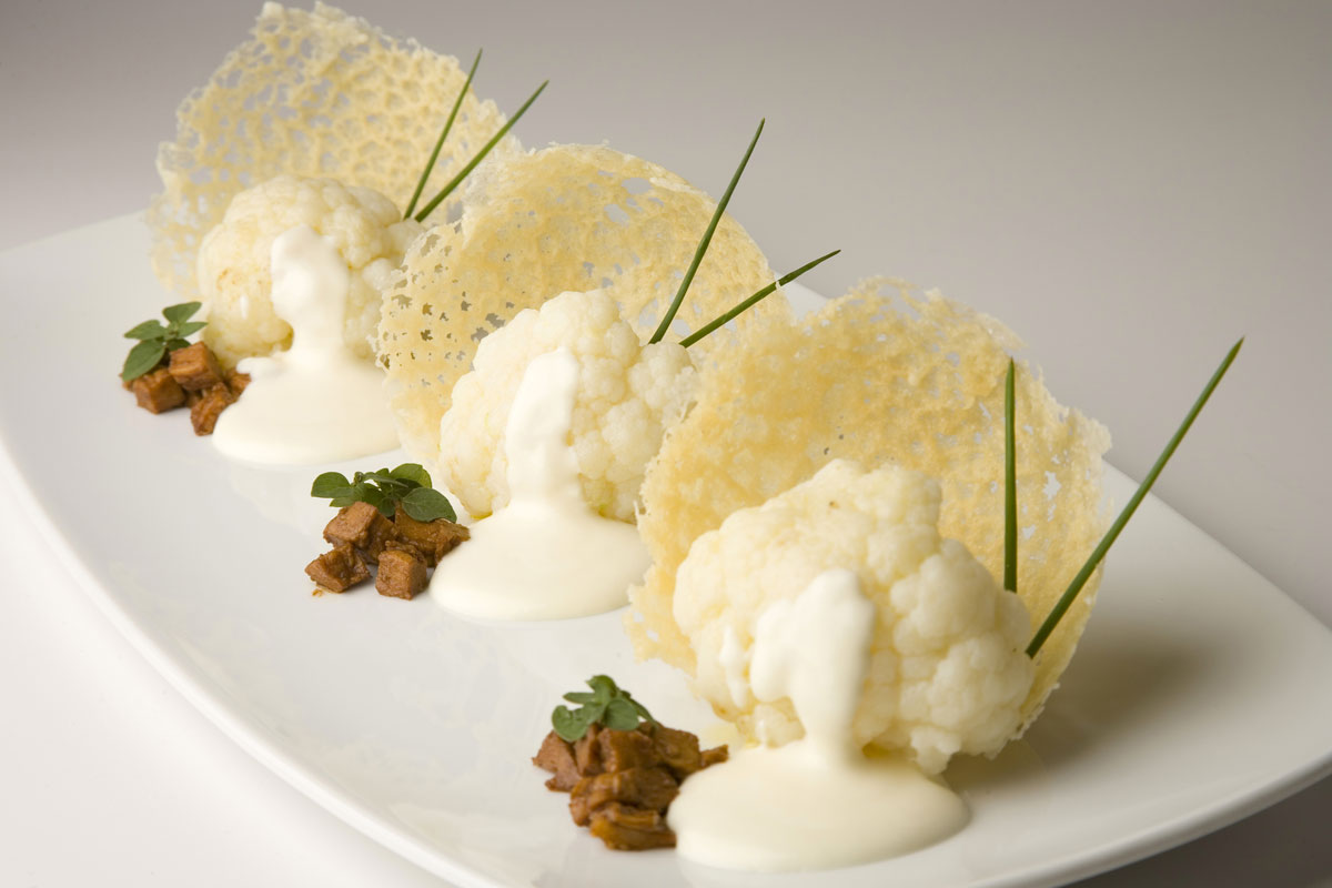 Cuori di cavolfiore in cialde di Grana Padano con crema di Taleggio e prosciutto cinese