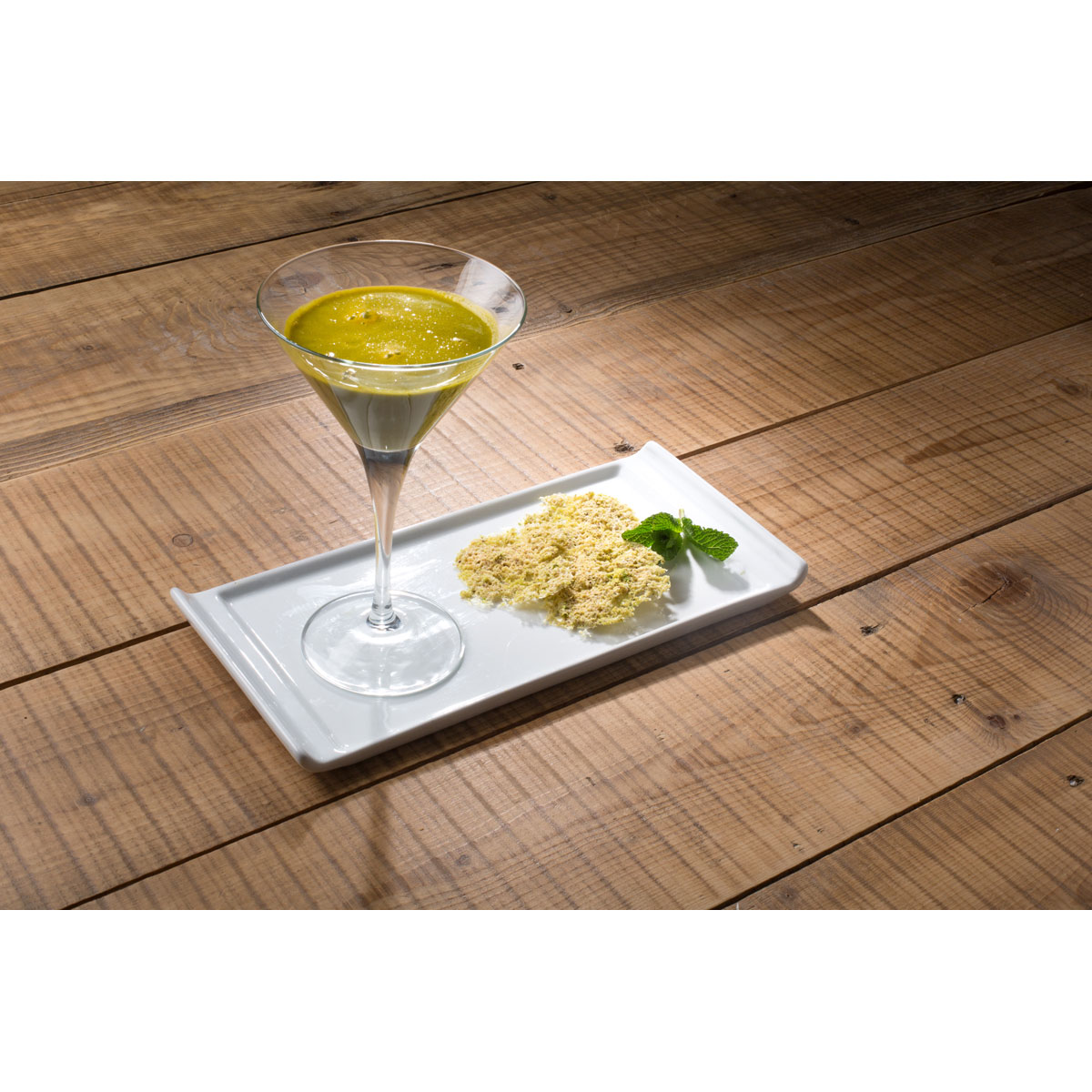 Cocktail analcolico di lattuga, carote e arancia con cialde di Grana Padano ai pistacchi