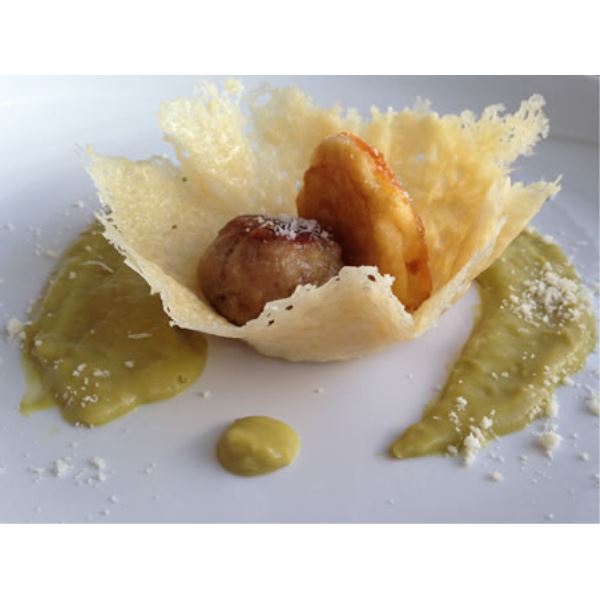 Cestino con fantasia di polpette di carne e Grana Padano con crema di piselli